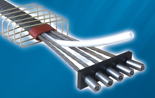 QSM BM固定端P型锚具体系,用于将后张预应力直接传递至梁端,由挤压套(含三角钢丝挤压簧)、固定端锚板、约束圈、螺旋筋等组成,采用 GYJ-A 挤压机和 ZB4-500 电动油泵进行锚固。